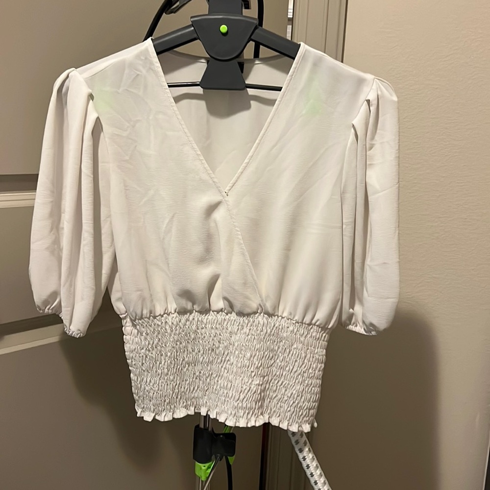 White shirt sleeve puffy sleeves, made for a small waist. It’s form fitting.